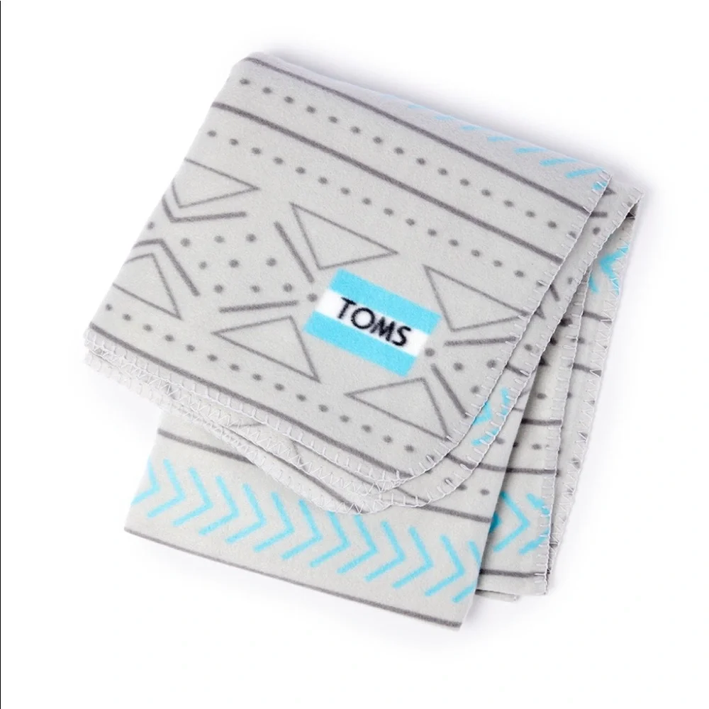 NWT Tom’s grey fleece blanket